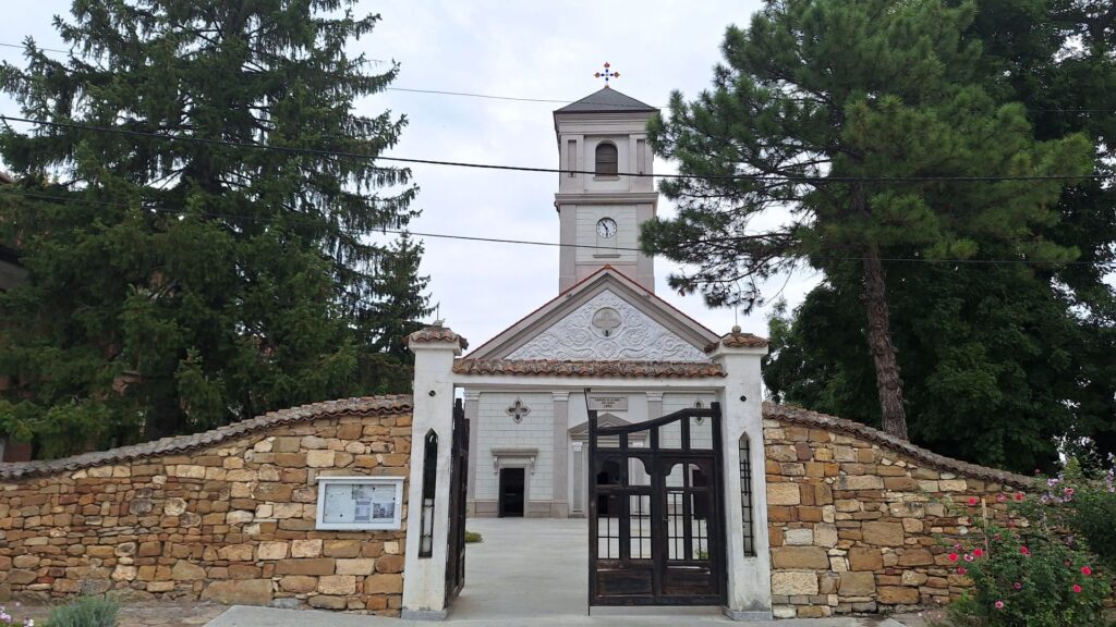 Viaggiare i Balcani - Chiesa cattolica di Belene. Foto LB