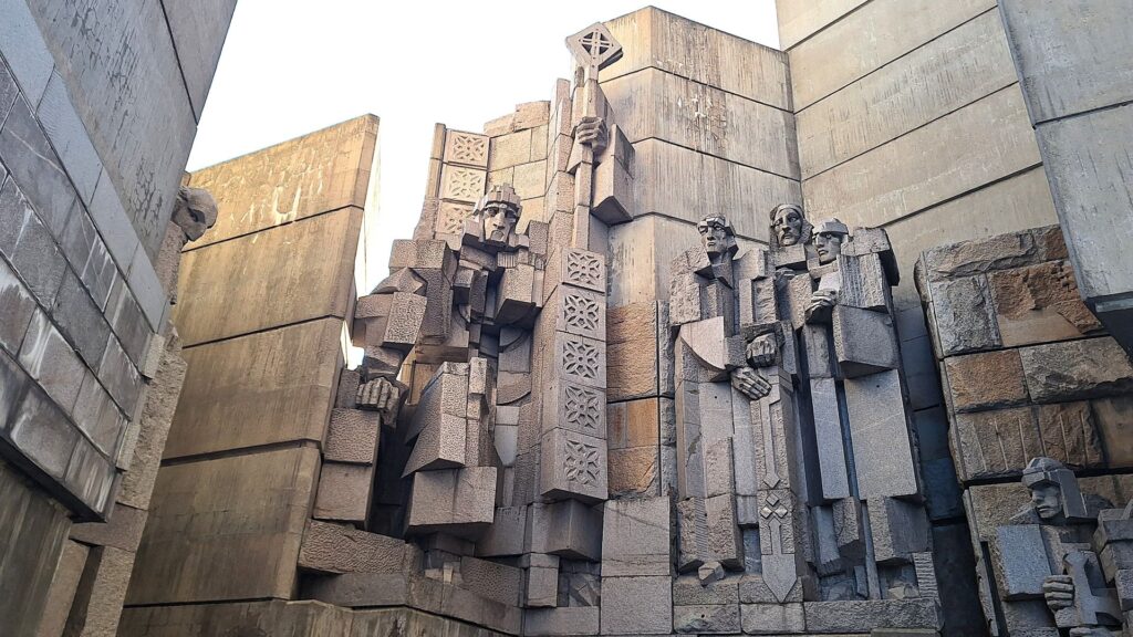 Monumento ai fondatori dello Stato bulgaro a Shumen - Viaggiare i Balcani