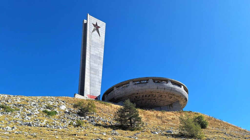 La Casa del PC bulgaro a Buzludha. - Viaggiare i Balcani